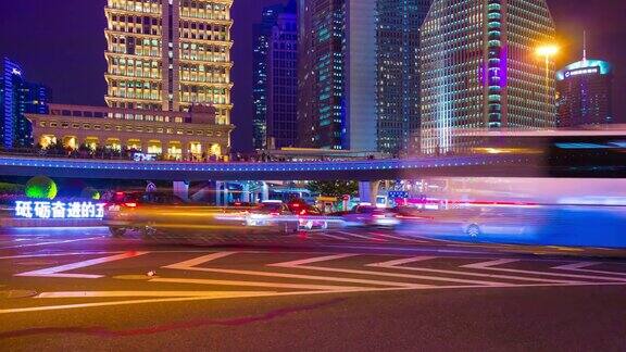 夜景照亮了上海著名的明珠东方塔交通圈全景4k时间流逝中国