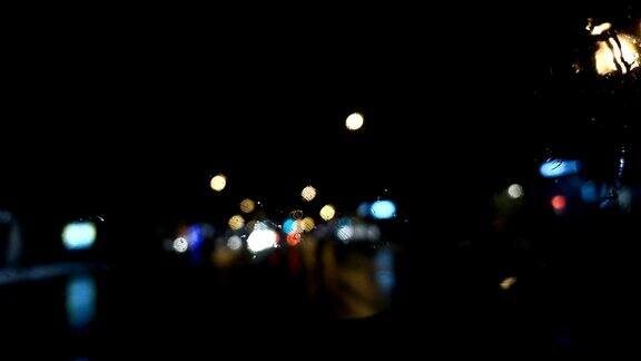 黑暗Dash摄像机汽车场景在一个雨夜