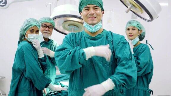 一个微笑的男性外科医生在手术室的肖像