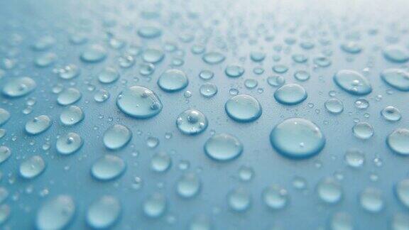 雨滴落在蓝色的背景雨天