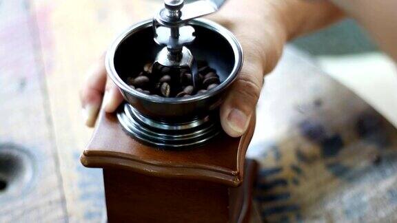 用老式的手磨咖啡机磨咖啡豆