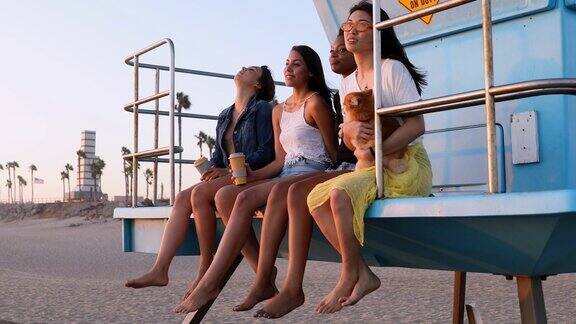 一群女性朋友在加利福尼亚的海滩上