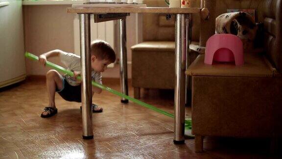 这个男孩帮助父母做家务
