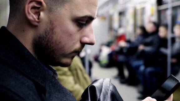 年轻人在乘坐地铁时使用智能手机