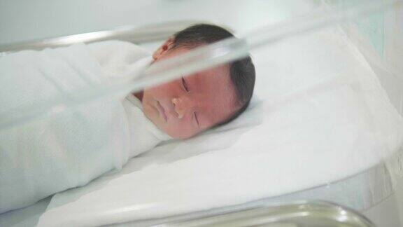 床上可爱的亚洲新生儿的肖像