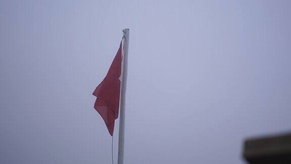 瑞士国旗在大雾天气中飘扬