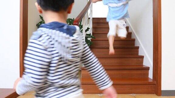 小男孩在楼梯上跑和跳