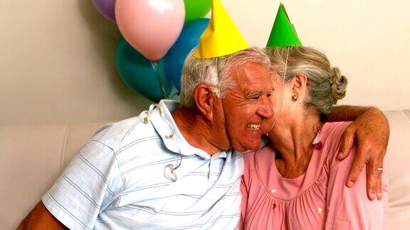 一对老年夫妇在沙发上庆祝生日