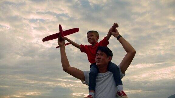 幸福的亚洲家庭父亲母亲和女儿在自然公园玩日落4kdci慢镜头