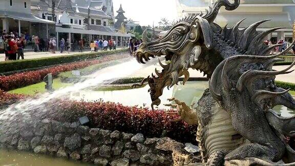 泰国白庙的喷泉龙