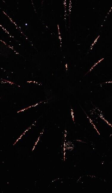 夜空中闪烁着五彩缤纷的烟花节日广告的抽象背景垂直的中国新年节日纪念日和庆祝活动