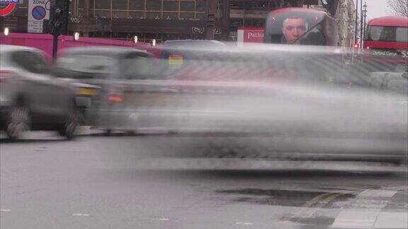 雨中伦敦牛津街的交通