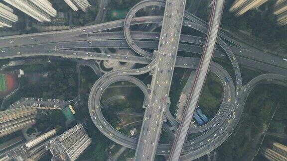 俯瞰复杂的天桥和繁忙的交通
