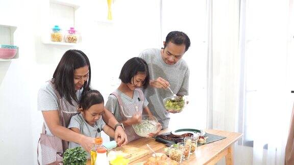 幸福家庭亚洲厨师在家里的厨房里