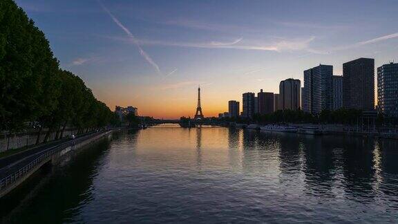 巴黎的塞纳河和埃菲尔铁塔的黄昏天空-4k时间从黎明到一天