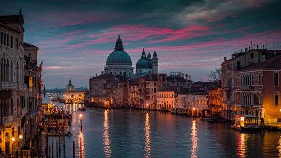 威尼斯大运河和圣玛丽亚德拉敬礼教堂在日出