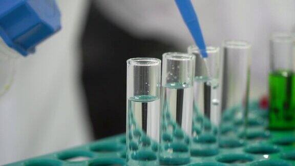 在实验室中混合化学物质在密闭的试管中测试和滴测试流体