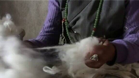 西藏妇女正在准备梳理羊毛
