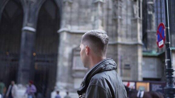 一名男性游客在维也纳圣史蒂芬大教堂附近沉思