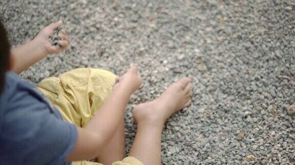 小男孩在操场上玩沙子