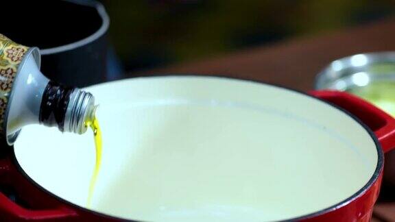 准备食物在锅里放橄榄油