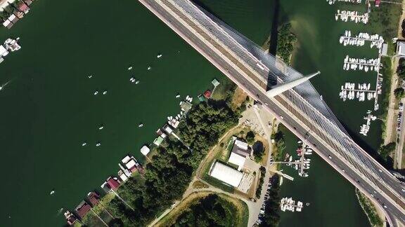 无人机在夏天的桥河和船的视图-贝尔格莱德塞尔维亚