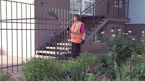 街上有个清洁工在清理垃圾院子的清洁和秩序取决于隔离期间的看门人