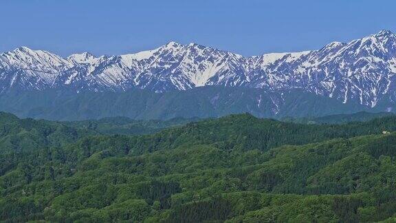 日本长野的青山和残雪