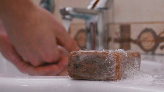 男子在盥洗室用肥皂洗手保护冠状病毒