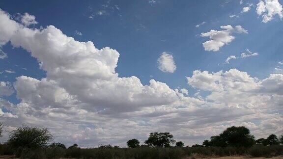 南非喀拉哈里沙漠上空云层的时间流逝