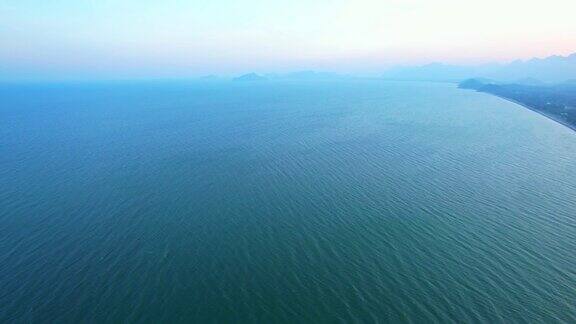 4K无人机在美丽的海面上移动的鸟瞰图飞越海洋远海