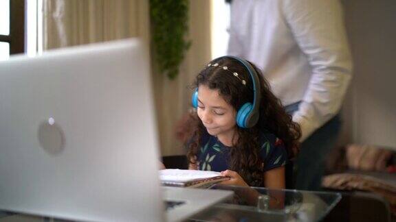 父亲帮助女儿做家庭作业视频聊天网上学习在家