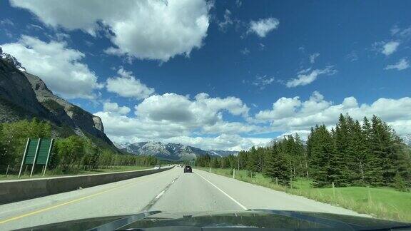 汽车在高速公路上行驶的4K视频班夫国家公园加拿大