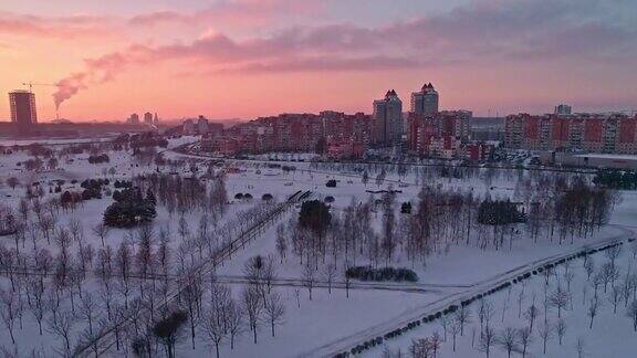 航拍大雪后的公寓住宅小区