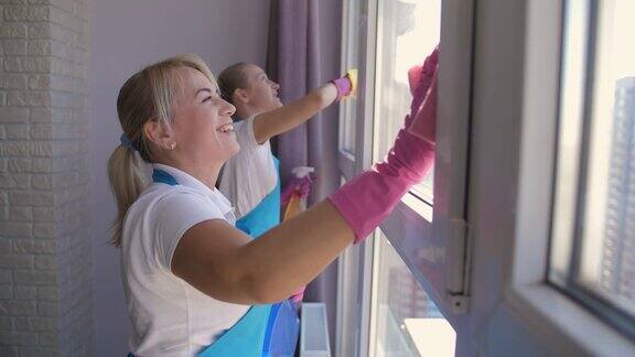 阳性女性清洁工正在室内清洗窗户