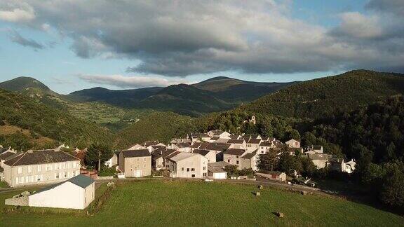 鸟瞰法国比利牛斯山的一个小山村