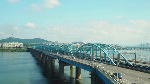 拍摄韩国首尔的城市景观n-汉城塔和东搭桥穿过汉江