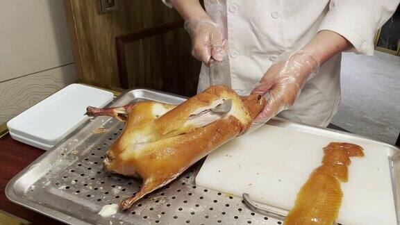 厨师切割北京烤鸭