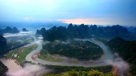 航拍早晨时分的桂林漓江
