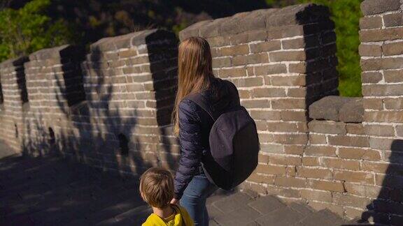 斯坦尼康镜头拍摄了一个年轻的女人和她的小儿子走下中国长城的楼梯