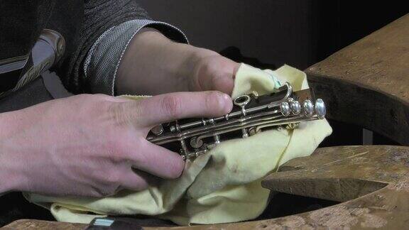 修理旧单簧管的工匠