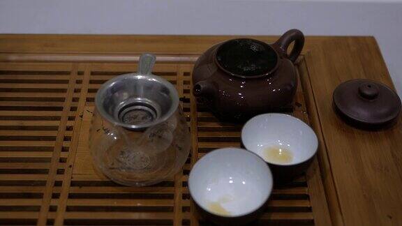 将热水倒进泥茶壶中国茶道
