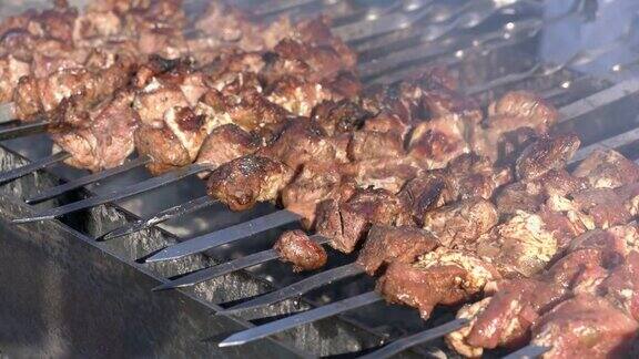 烤开胃的猪肉羊肉串在木炭烤架上用烟烹饪