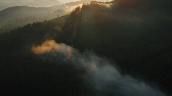 在阳光明媚的早晨的浓雾山顶风景