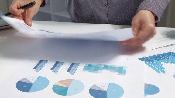 商业女性分析财务报告和统计数据桌面图表