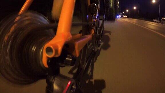 POV骑自行车晚上用公路赛车通勤