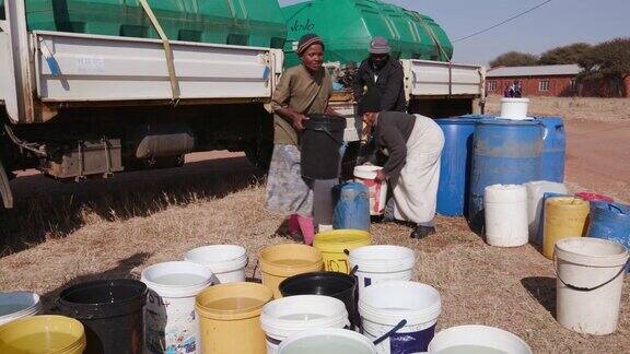 由于南非严重的干旱非洲人用集装箱从水罐车里取水