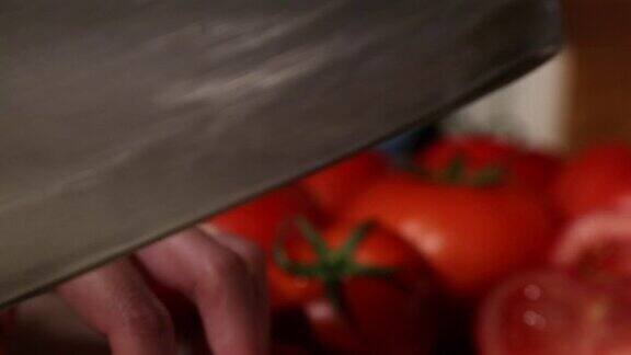 女人的手用刀切番茄新鲜蔬菜烹饪过程