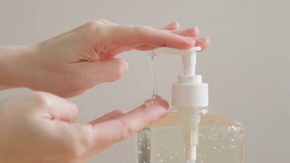 女性双手使用洗手液、凝胶泵、分配器、抗菌杀菌剂