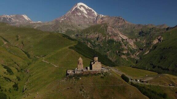 无人机拍摄的Gergeti三一修道院和Kazbek山Stepantsminda格鲁吉亚多莉的轰鸣